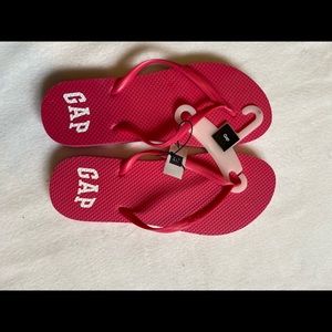 NWT Gap Classic Pink rubber flip flops